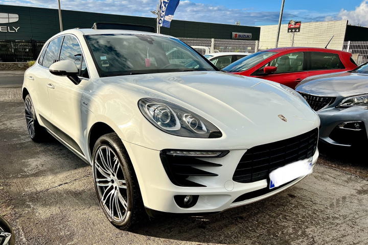 PORSCHE MACAN